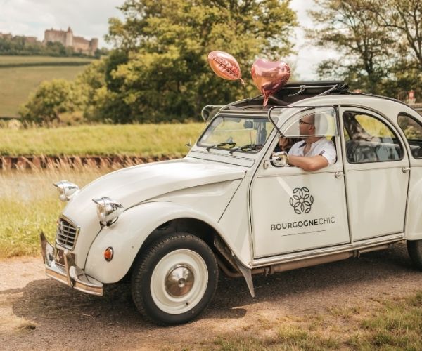 Expérience unique en citroën 2CV pour explorer les plus beaux paysages de la Bourgogne, offrant une aventure inoubliable à travers les vignobles, les plus beaux châteaux et la campagne pittoresque.