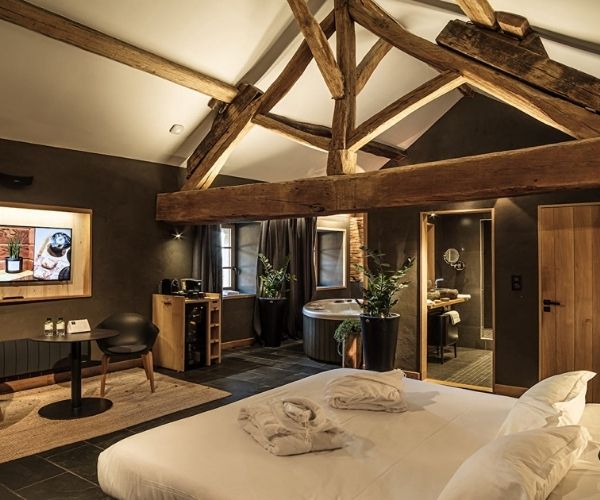 Espace moderne SPA et massage avec sauna en bois, offrant une ambiance de détente et de bien-être parfaite pour un moment de relaxation. Ce cadre idyllique illustre le lot à gagner 'une nuitée au domaine des prés verts avec spa privatif', une escapade idéale pour un week-end romantique et ressourçant.